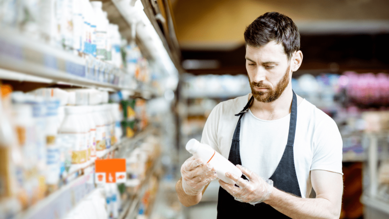 Mann im Supermarkt mit Produkt auf der Suche nach USP